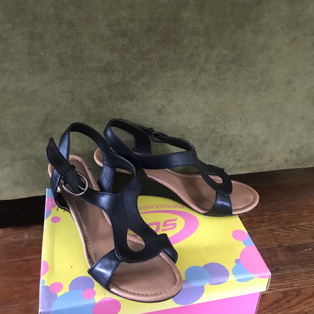 Black wedges